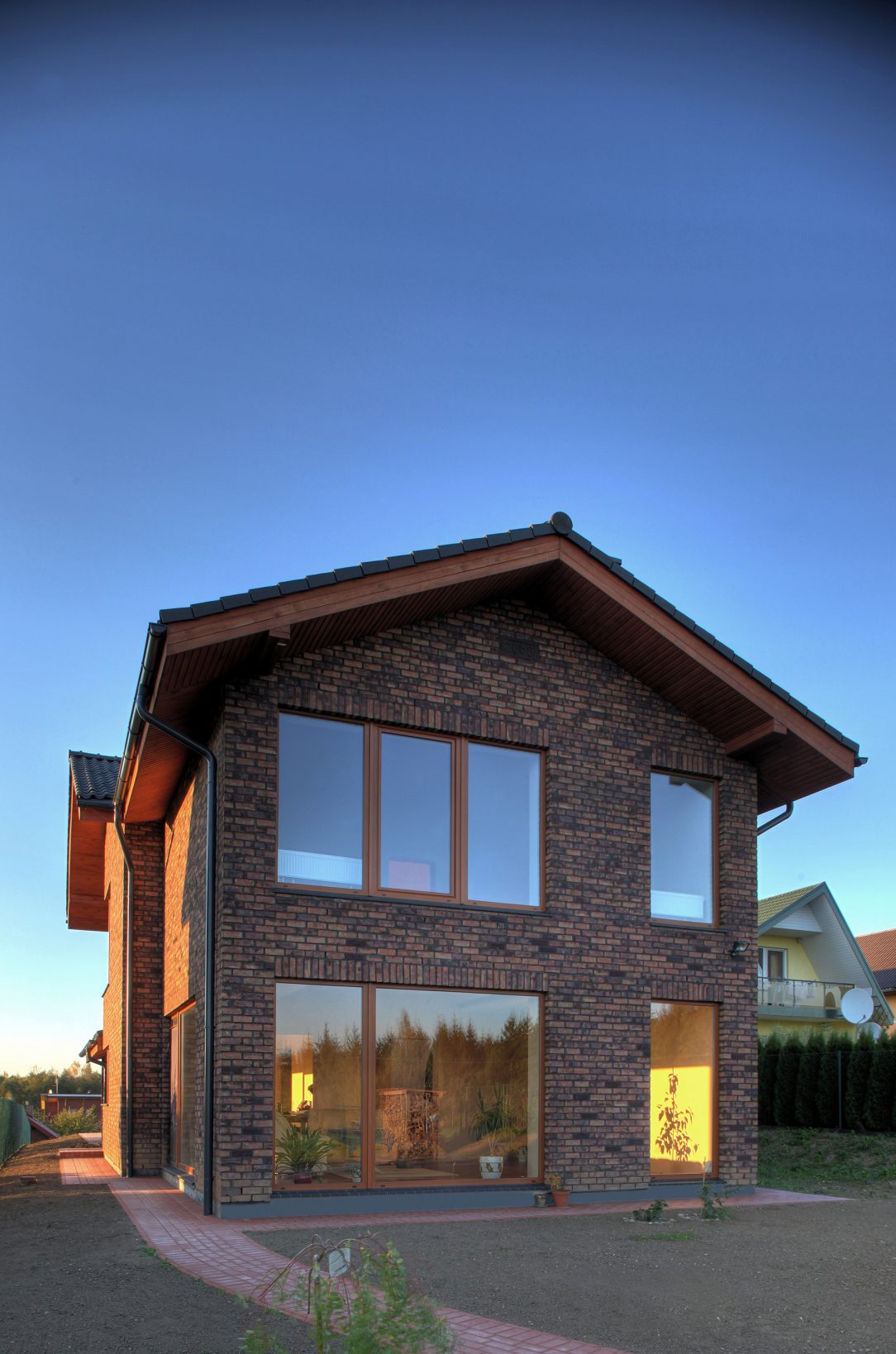 Дом из кирпича с панорамными окнами. Дом с большими окнами двухэтажный. Одноэтажный кирпичный дом с панорамными окнами. Дом из кирпича с панорамными окнами. Дом из кирпича с панорамными окнами.