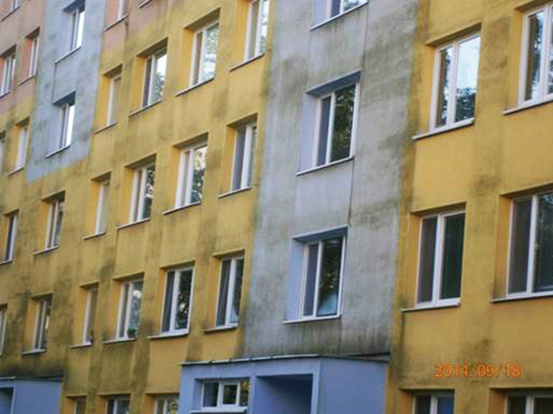 Pohľad na fasádu zatepleného panelového domu na Laboreckej ulici v Košiciach pred a po aplikácii SILANCOLOR SYSTEM PLUS