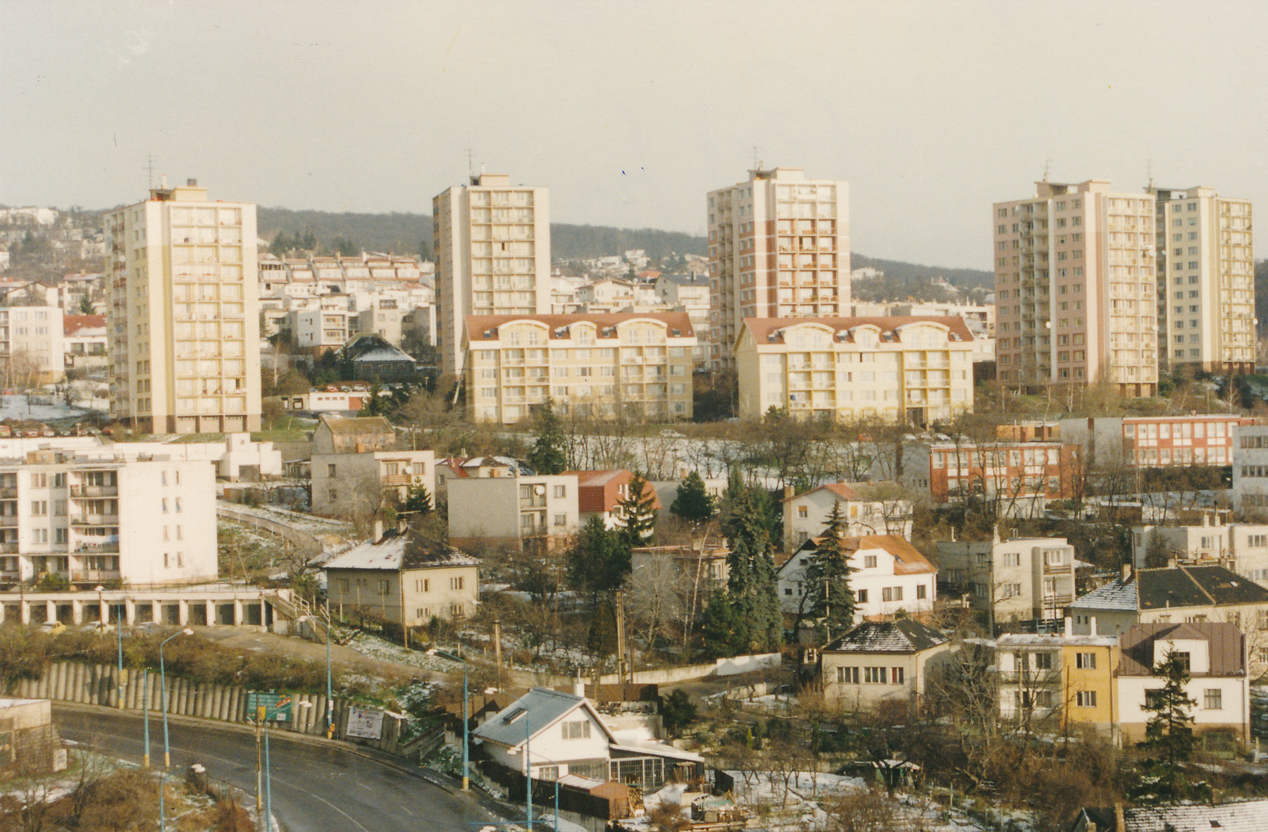 Po prvýkrát sa na území Slovenska použilo zateplenie celoplošne na obvodovom plášti budovy na pilotnom projekte 332 bytových jednotiek Bratislava-Kramáre (1991 – 1994).