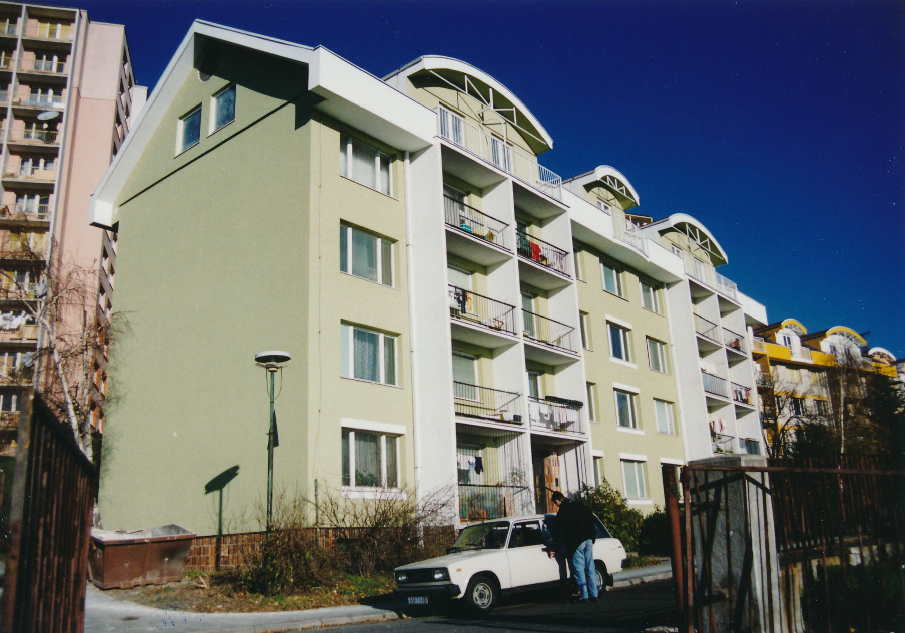 Po prvýkrát sa na území Slovenska použilo zateplenie celoplošne na obvodovom plášti budovy na pilotnom projekte 332 bytových jednotiek Bratislava-Kramáre (1991 – 1994).