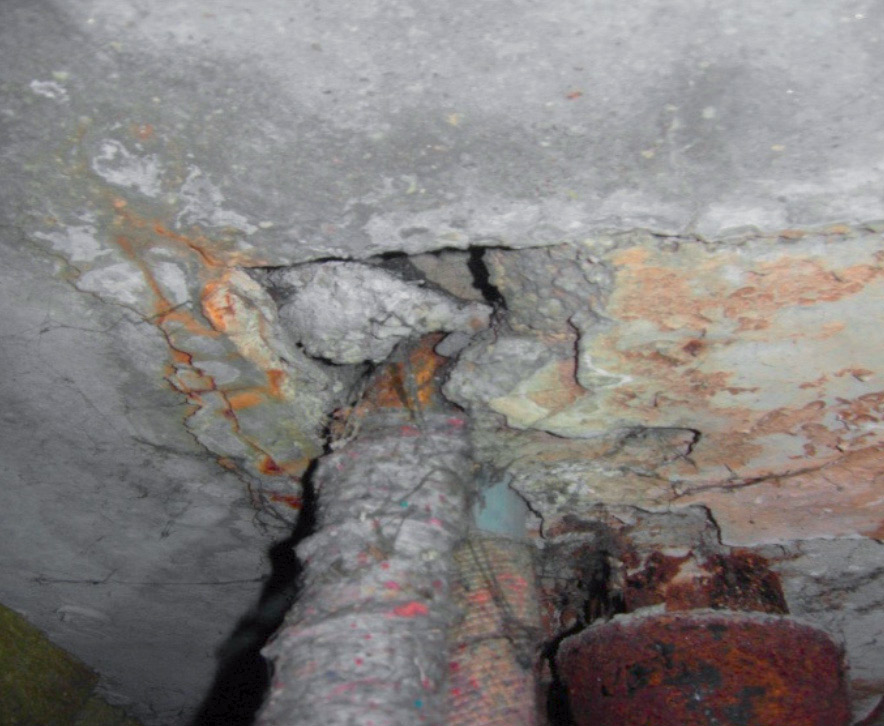 Obr. 2 Nevyhovujúci priestup kanalizačného potrubia stropnou konštrukciou