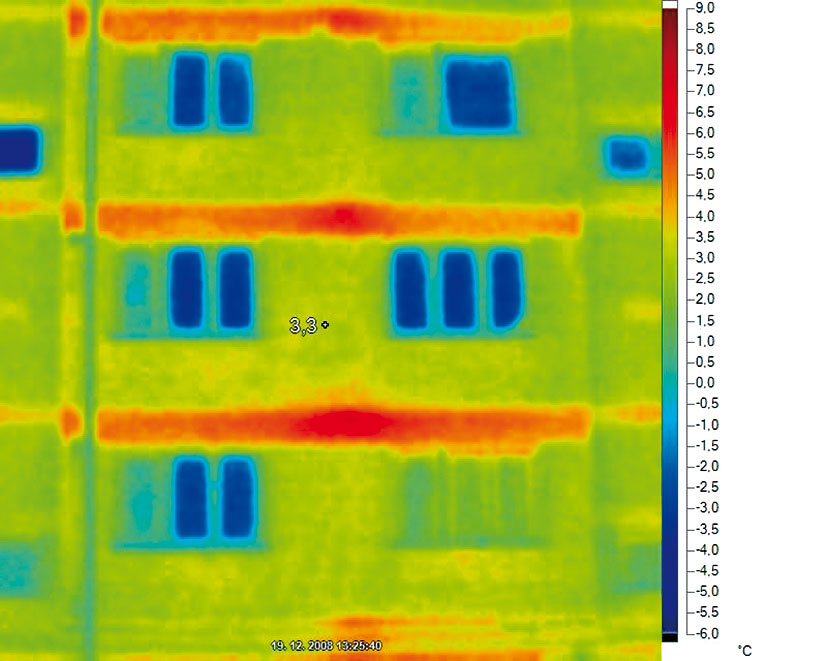 Bytový dom v Leviciach pred obnovou – má údajne energetickú kategóriu G/F. Povrchová teplota stien +3,3 °C