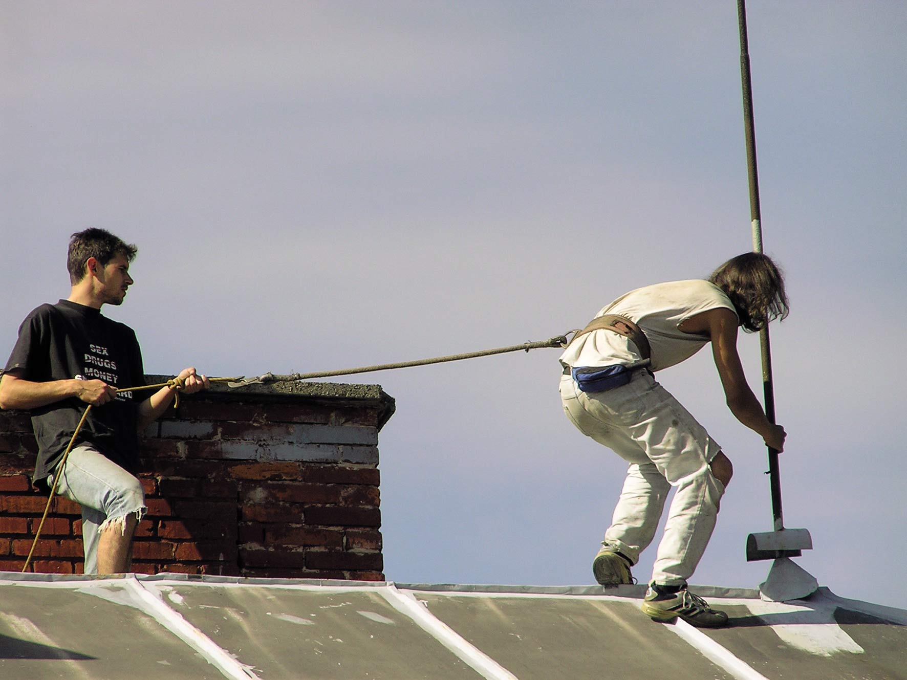 Obr. 2 Nevhodný spôsob ochrany pracovníka pri práci na streche