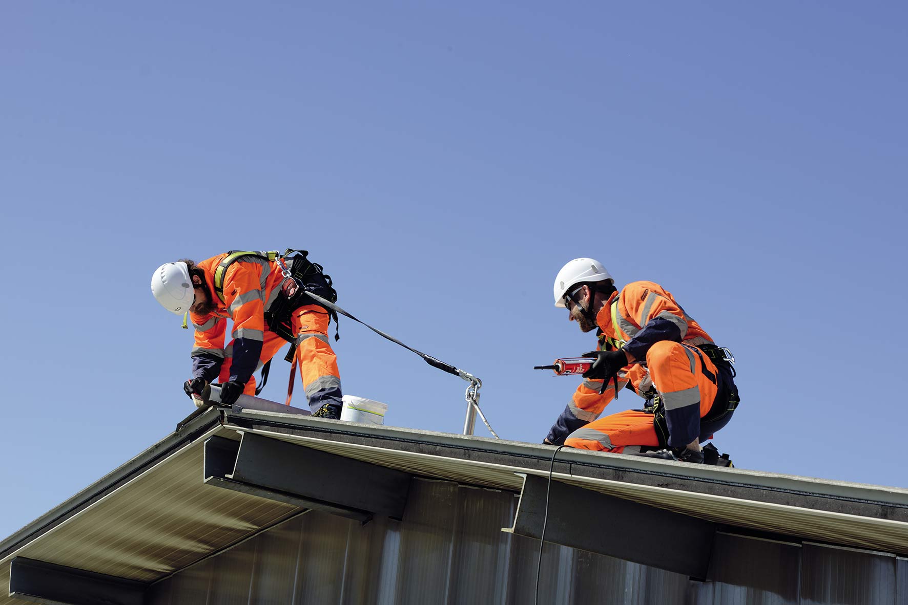 Obr. 3 Vhodný spôsob ochrany pracovníka na okraji strechy