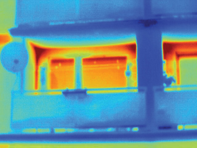 Tepelné úniky cez obvodovú stenu v mieste lodžie, snímka zhotovená termovíznou kamerou