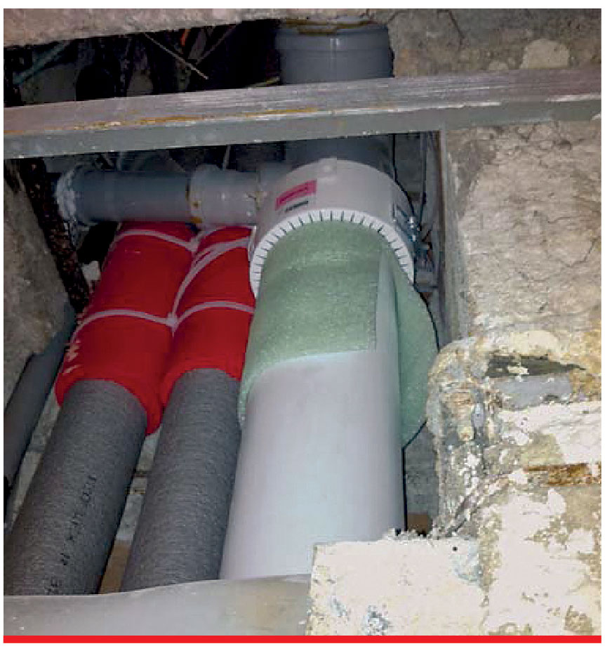 Obr. 2 Pohľad na prechod kanalizačného potrubia cez strop s protipožiarnou manžetou