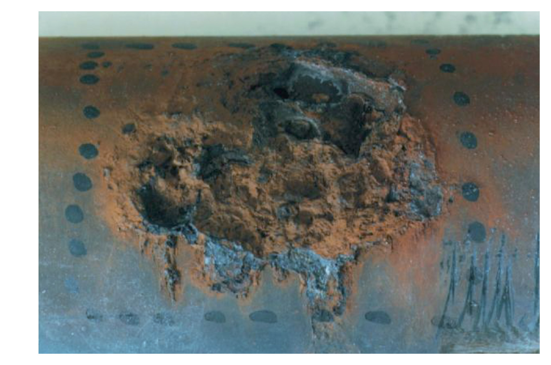 Obr. 3 Vplyv neupravenej vody na vznik inkrúst spôsobujúcich plošnú koróziu na stenách kotlov a potrubných rozvodov  a) korózia na stenách kotla, b) korózia na potrubí