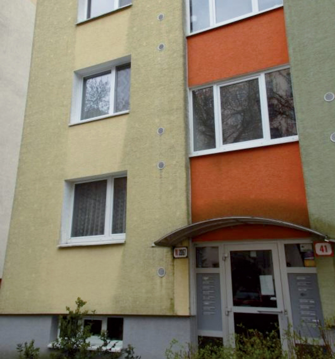 Obr. 1 Typická fasáda s biokoróziou. Znehodnotené plochy odzrkadľujú klimatické pomery prostredia, napr. smer prevládajúceho vetra (vľavo) a miesta s chybnými detailmi oplechovania (vpravo) (foto: autorka, Bratislava-Lamač)