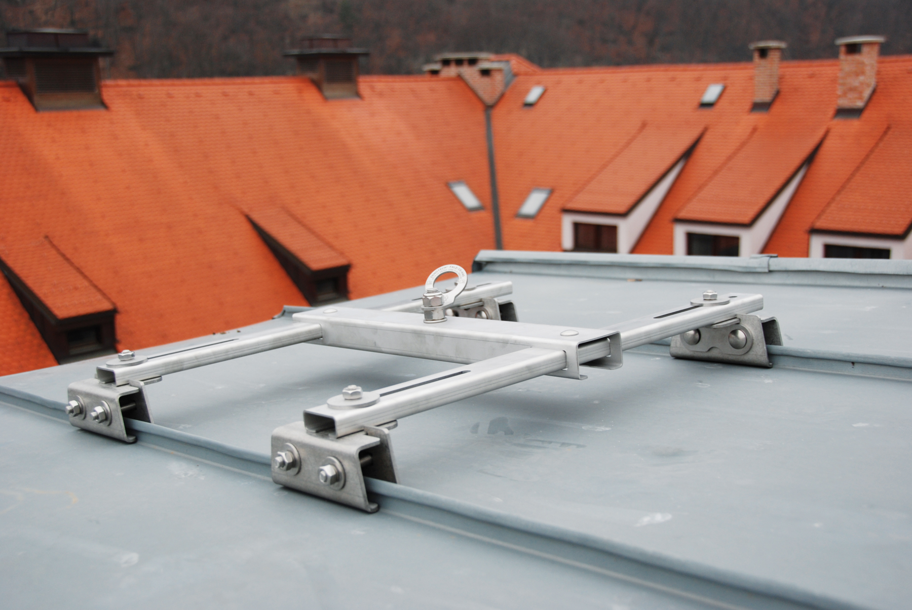 Kotviaci bezpečnostný prvok na strmej streche opery v Banskej Bystrici.