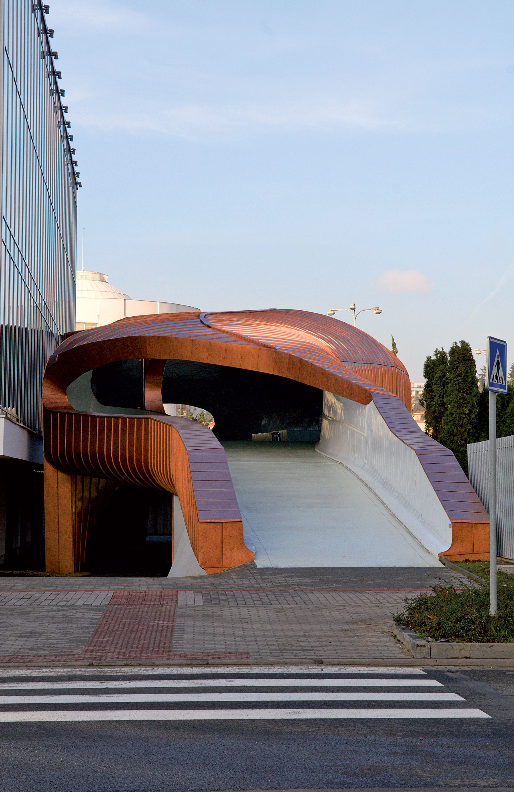 Vedecké centrum v Brne sídli v tvarovo jednoduchej budove. Zato so vstupným prístreškom v tvare améby sa architekti pohrali.