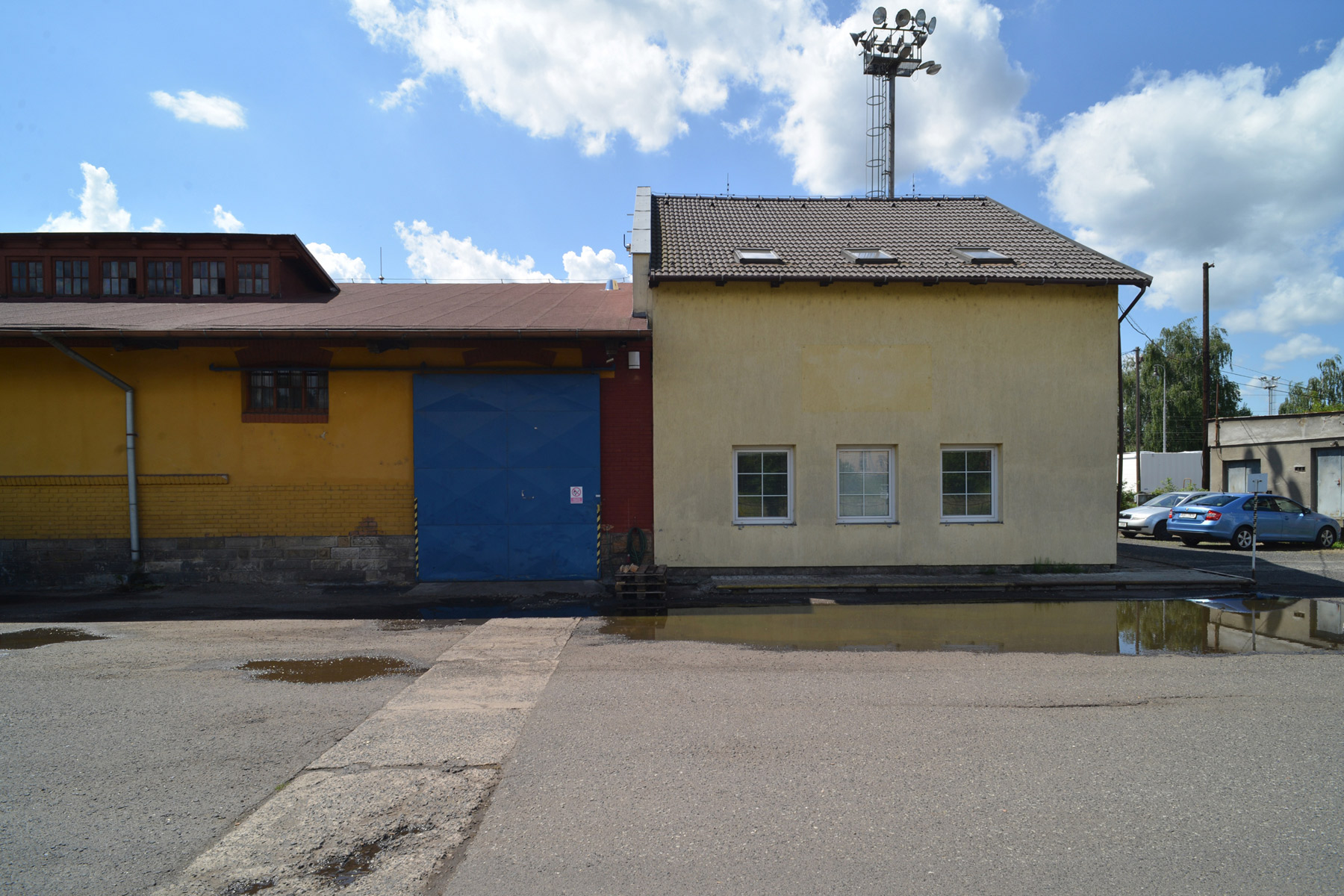 Chátrajúce budovy popri železnici: i takto ich možno - PUVODNI-STAV-1