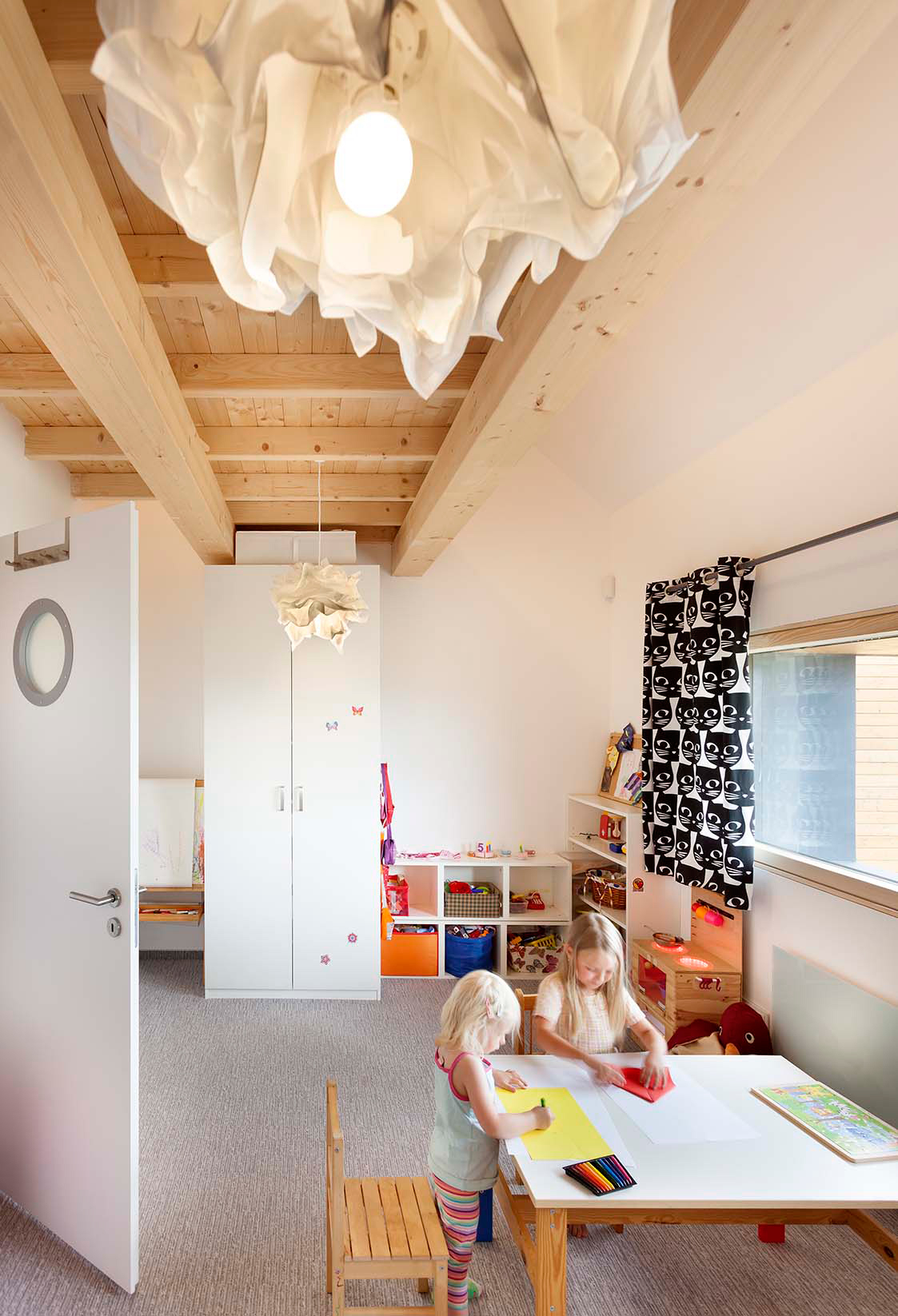 Detská izba je zatiaľ ako jedna miestnosť, ale priestor je už dopredu riešený tak, aby ho bolo možné neskôr rozdeliť na dve miestnosti.