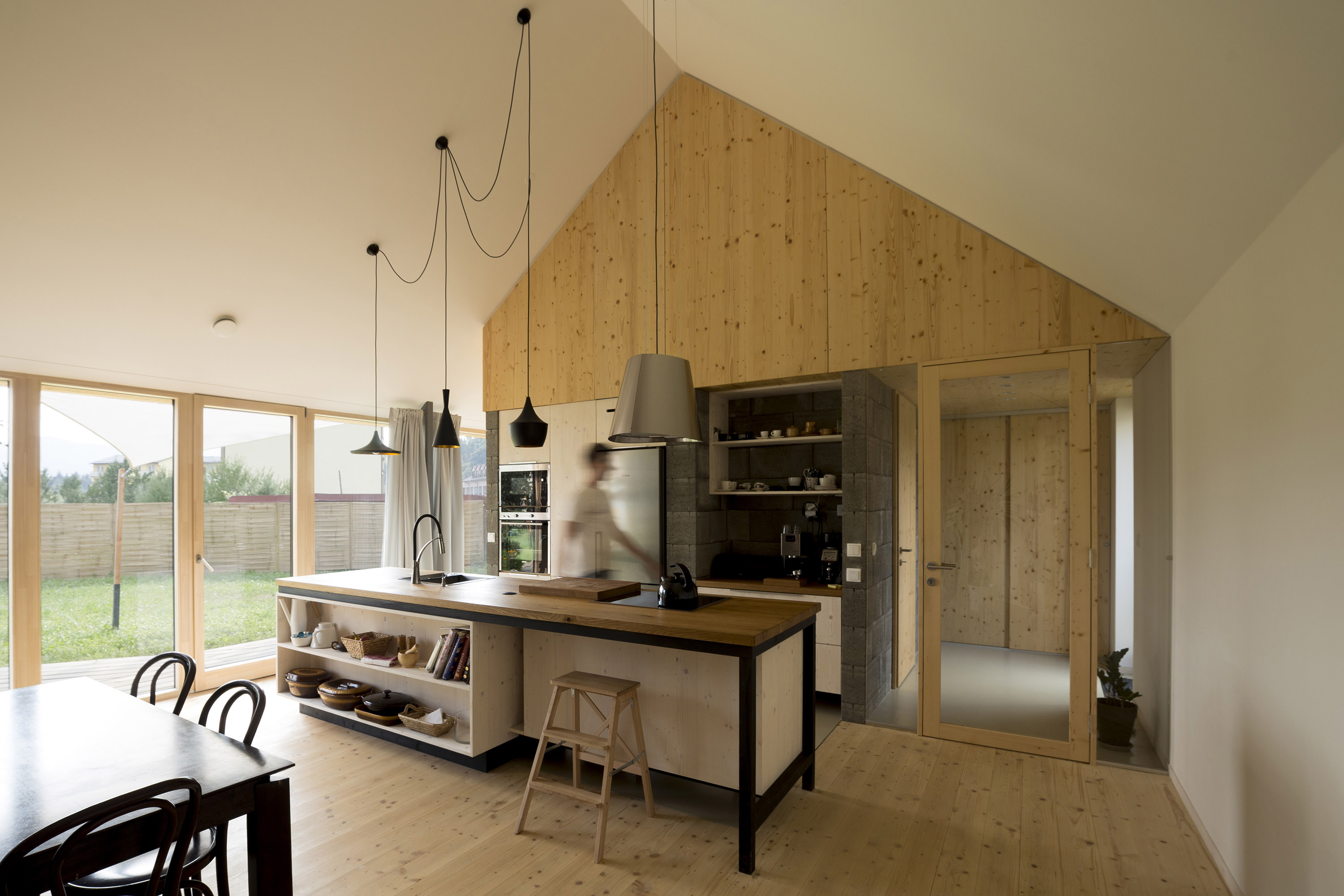 Výnimočný komfort v interiéri je dosiahnutý použitím výhradne masívnych drevených konštrukcií, povrchov a doplnkov zo smrekového dreva, ktoré je tradičným lokálnym materiálom.