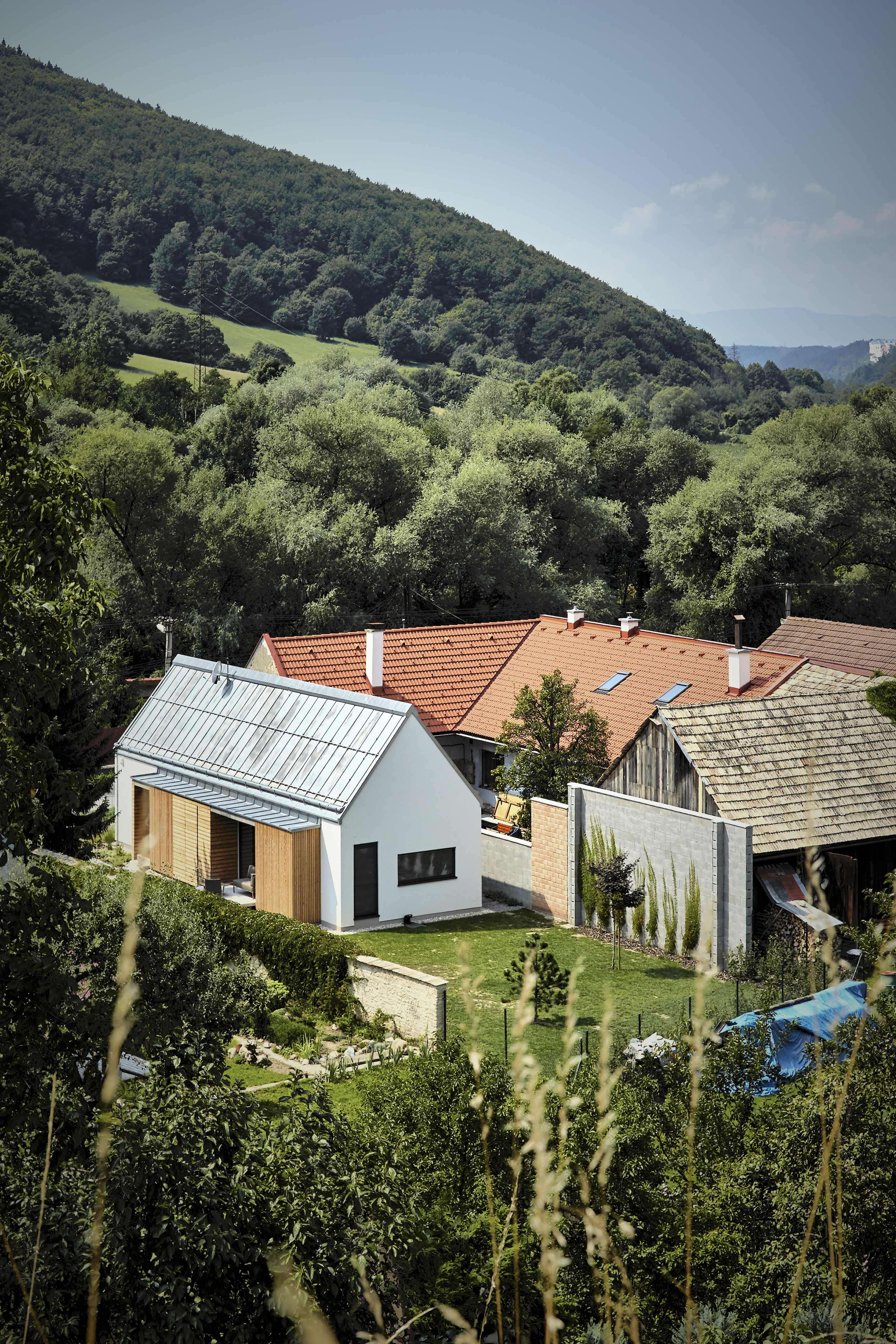 Na mieste novostavby stál starší, stavebne už nepoužiteľný tehlový dom. Nový objem sa chová v priestore veľmi podobne.