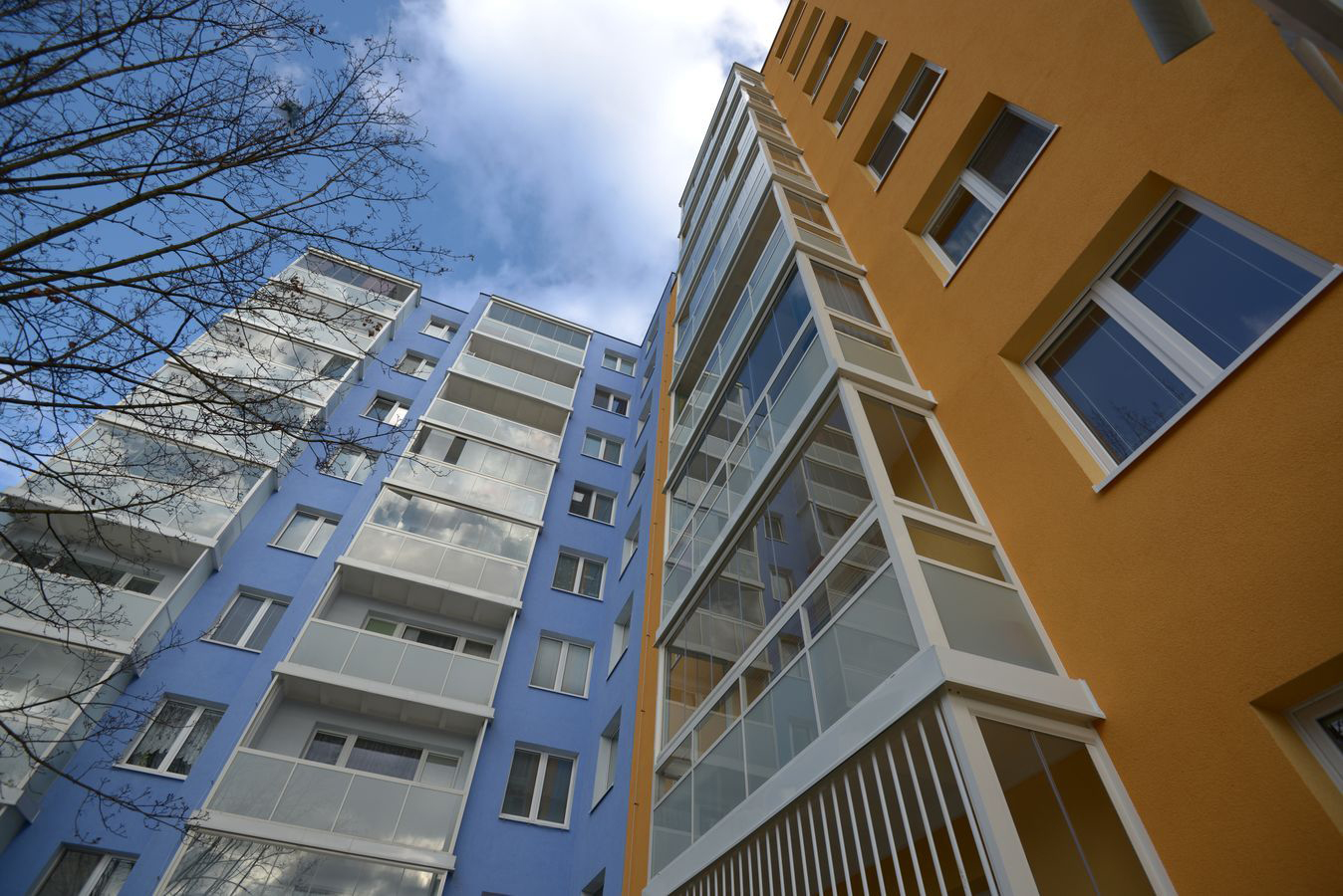 Česká Lípa, jedna z realizácií ocenených v súťaži modernizácií panelových domov „Panelák roku 2016”. Hliníkové systémy spoločnosti ALUMISTR SE využili hneď tri z desiatich najúspešnejších realizácií v rokoch 2014 až 2016.