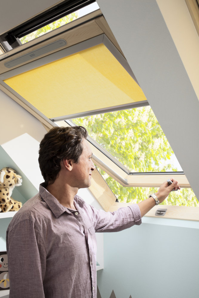 Nové produktové rady strešných okien VELUX možno ovládať buď v spodnej, alebo v hornej časti okna.
