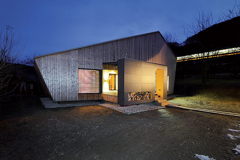 Víkendový dom, Nosice (2012) Dom je postavený v nízkoenergetickom štandarde, ktorého skelet tvorí oceľovo-stĺpiková konštrukcia. Získal hlavnú cenu Building Efficiency Award 2012. Autor: Ing. arch. Pavol Pokorný, Foto : DANO VESELSKÝ