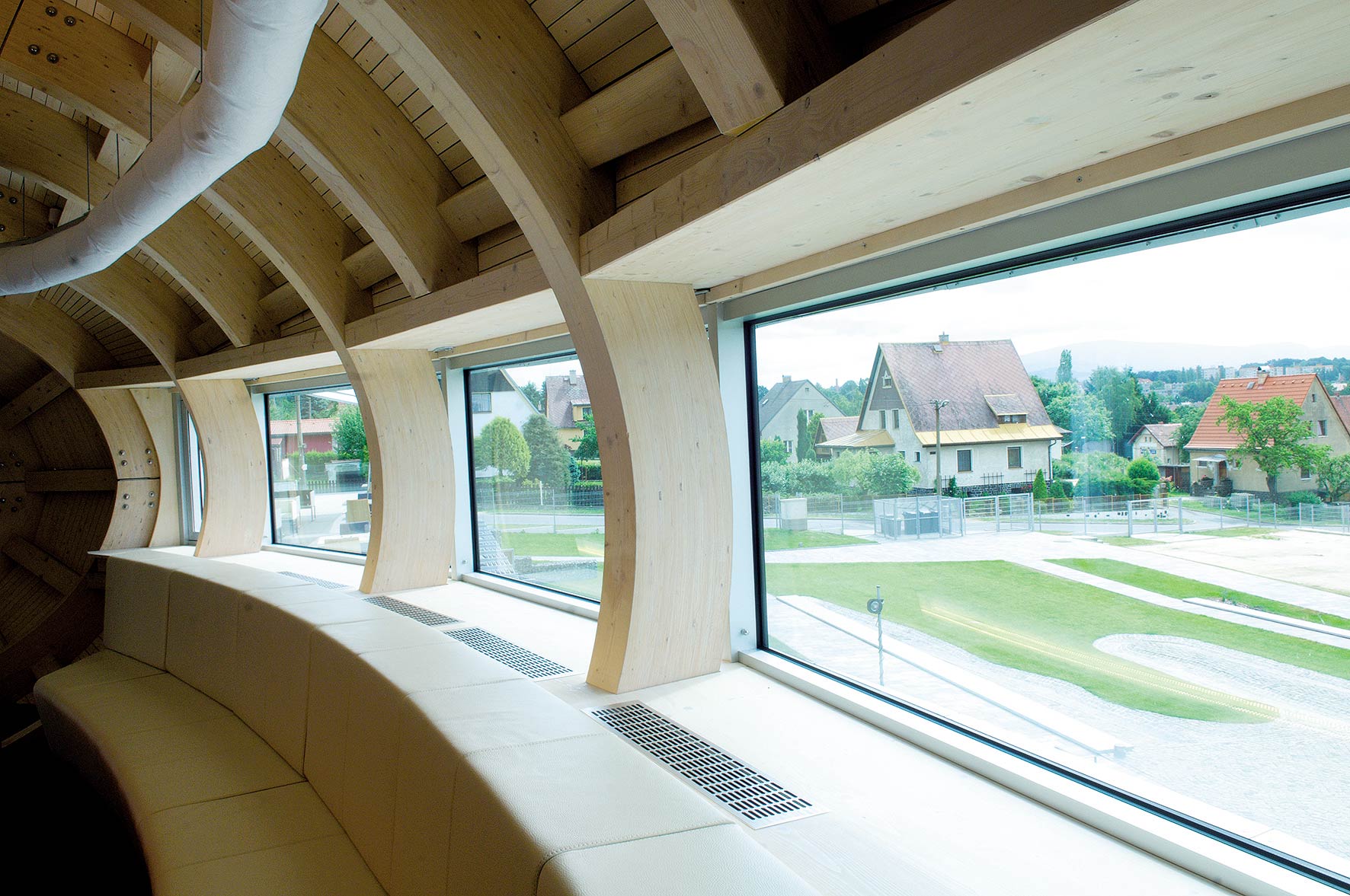 Výhľad do krajiny zaisťuje pás okien, ktorý je členený hlavnými rámami.