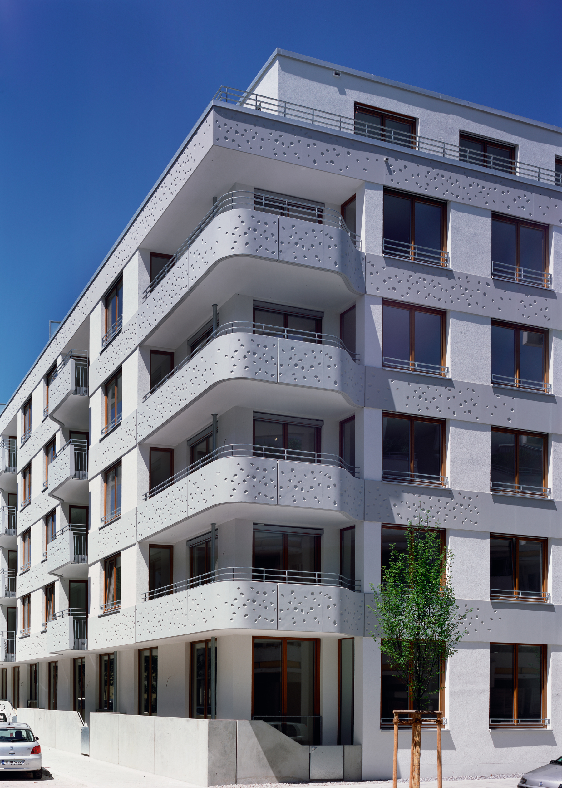 StoTherm Vario je obľúbenou voľnou pri zateplení panelových a bytových domov. Pre zateplenie bytového komplexu v Mníchove bol použiťý systém StoTherm Vario v kombinácií s architektonickými prvkami StoDeco.