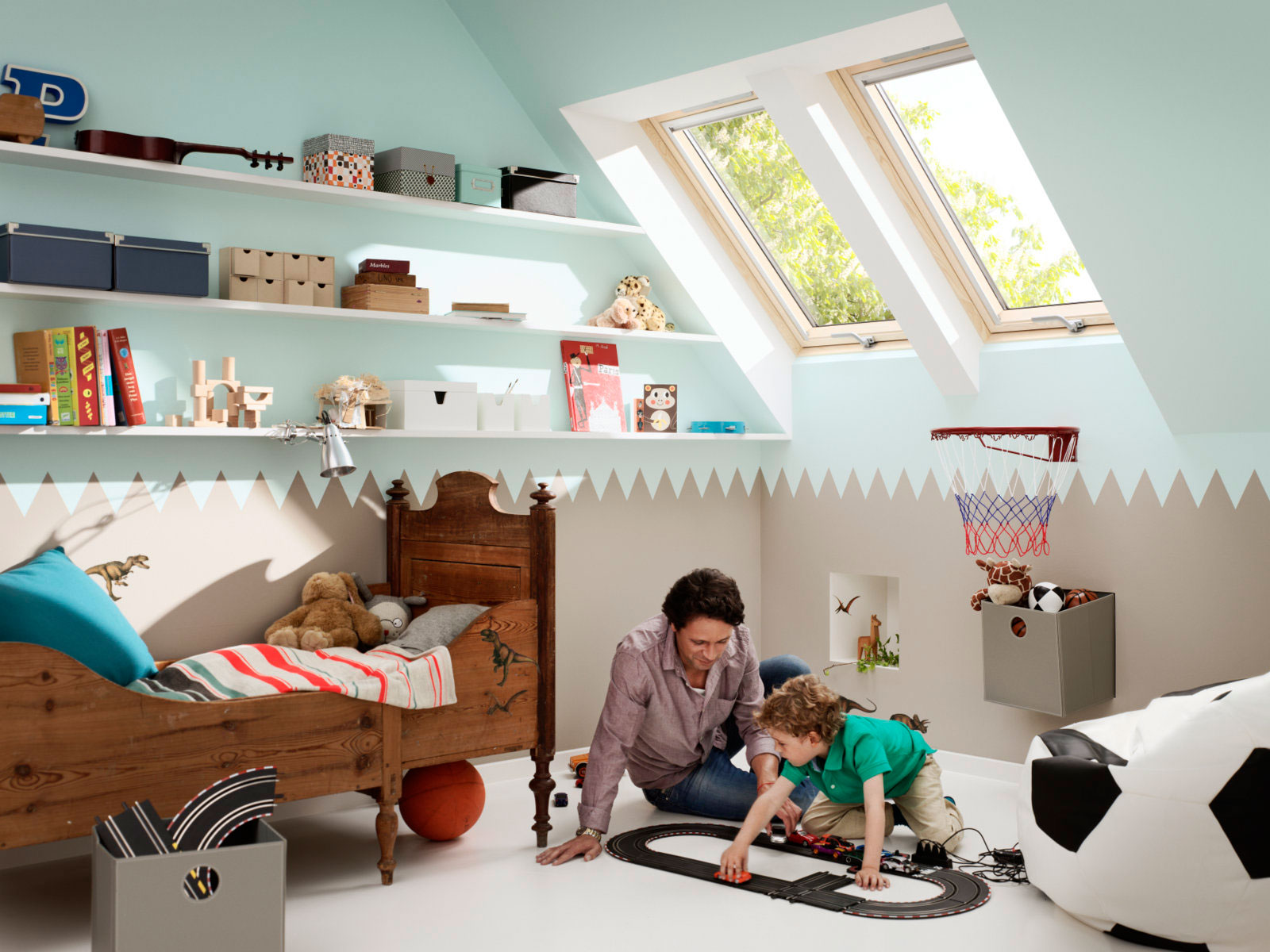 Vyššie osadené strešné okná VELUX so spodnou kľučkou osvetlia miestnosť do väčšej hĺbky, čo je vhodné v detskej izbe, kde je dostatok svetla veľmi dôležitý pri hre alebo učení.