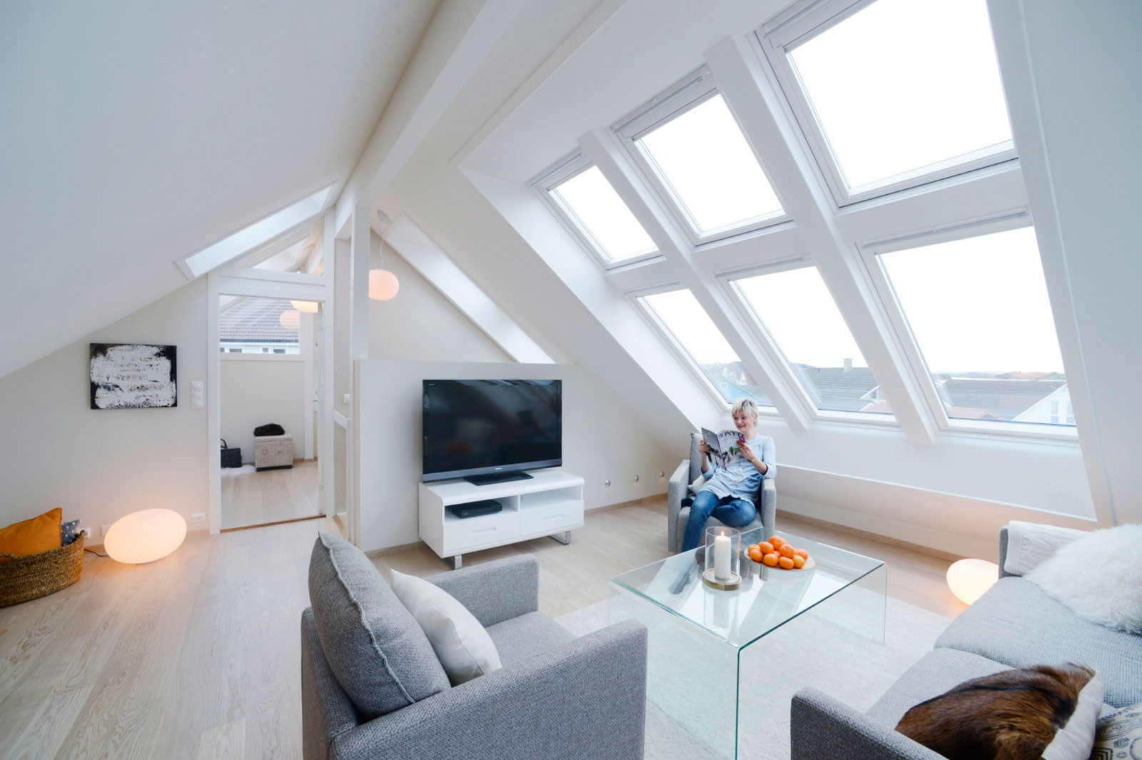 Strešné okná VELUX sa môžu usporiadať nad seba ako aj vedľa seba. Takéto usporiadanie presvetlí oveľa väčší priestor.