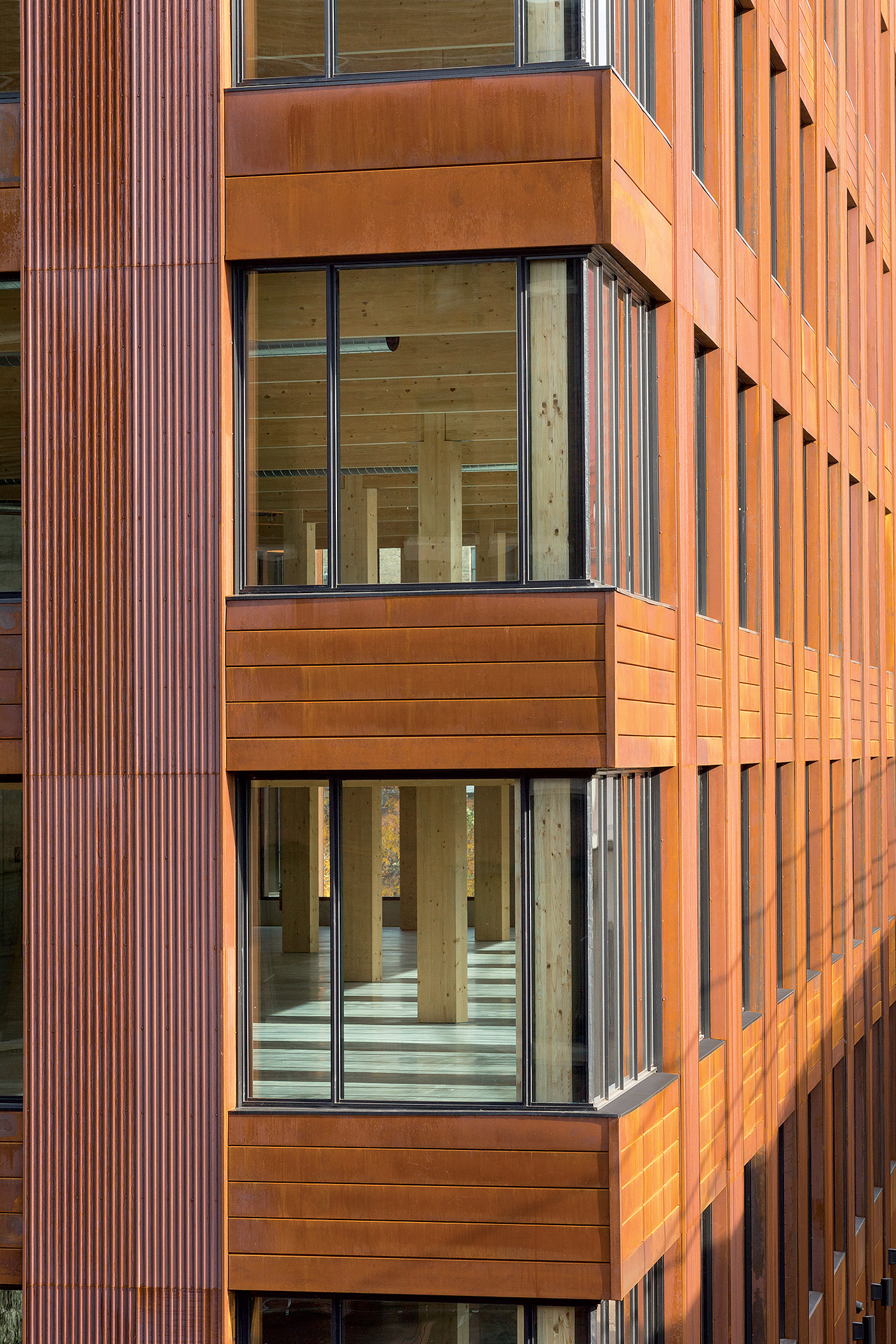 Jednoduché členenie fasády korešponduje s dreveným rastrom interiéru.