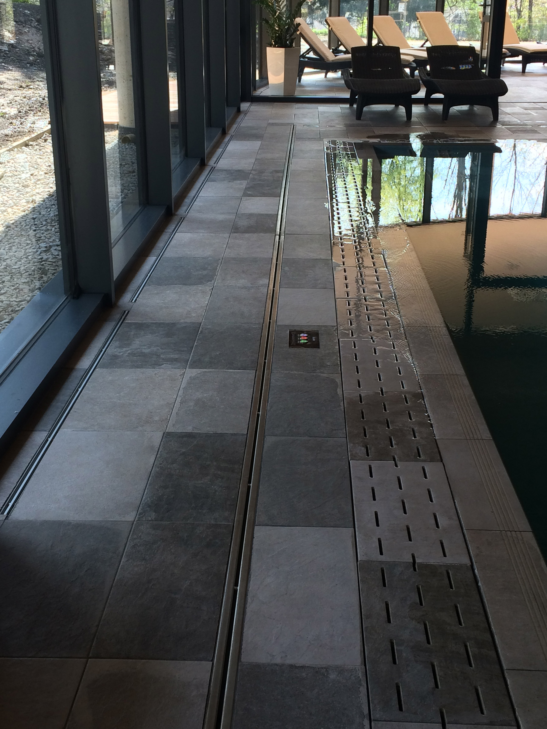 Bazén v hoteli Villa Regenhart, Jeseník. Nehrdzavejúci štrbinový žľab RONN z chemickej ocele 316 s medzerou iba 8 mm.