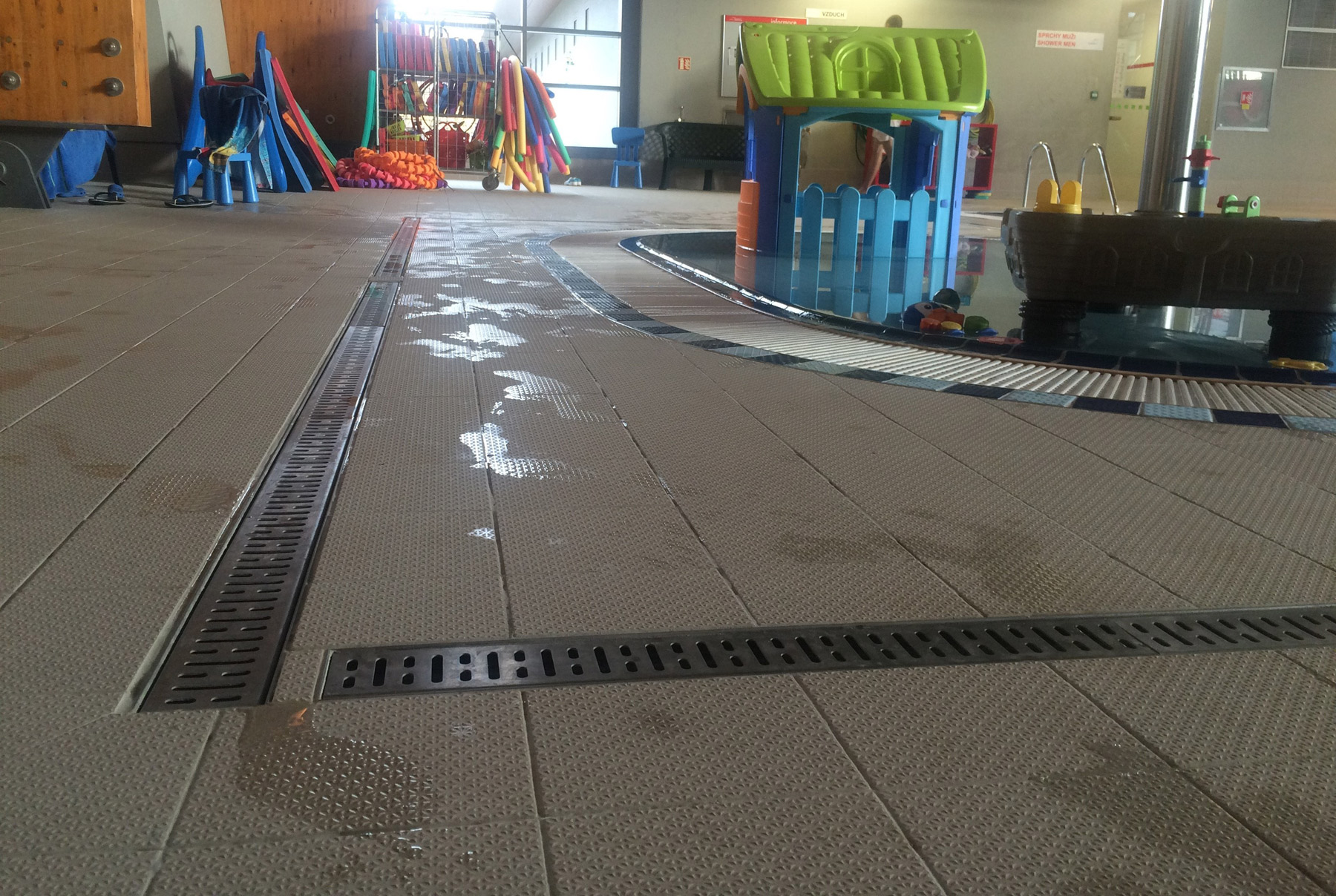 Bezpečné odvodnenie mokrých plôch okolo bazéna s nehrdzavejúcim žľabom RONN Compact v brnianskych Kohoutoviciach.