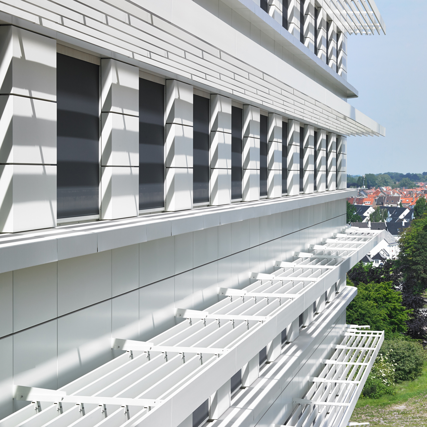 Aluminium lamellen als opvallend element op de gevel van het ziekenhuis