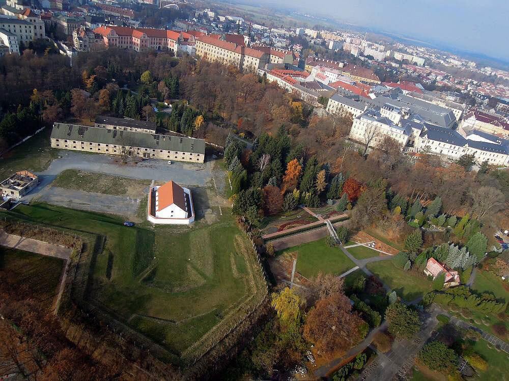 Objekt Veľký delostrelecký sklad v areáli na fotografii zachytávajúcej stav pred začatím rekonštrukčných prác a v schéme areálu.