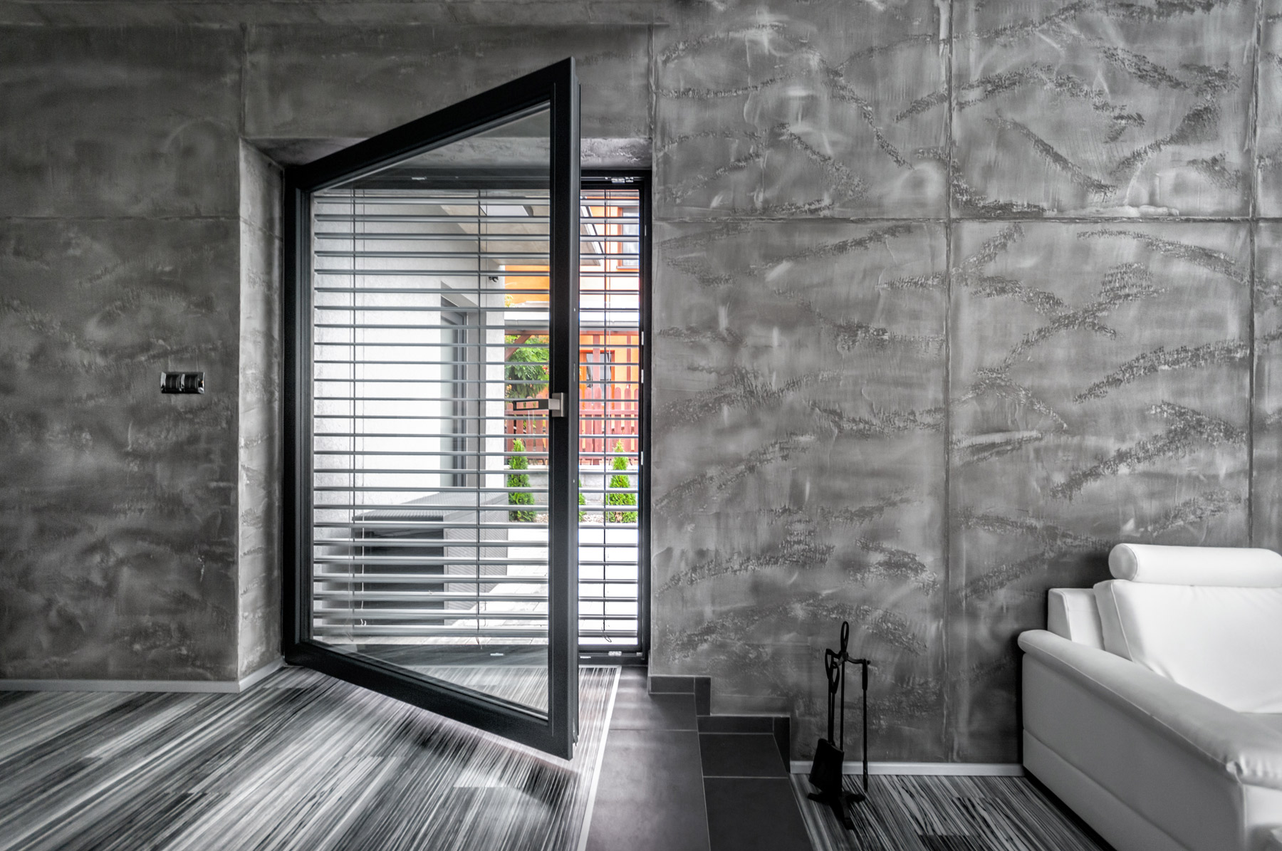 O tom, že sivá je in, vás môže presvedčiť aj výnimočný dom na brnianskom predmestí, ktorý si podľa vlastných predstáv realizovala interiérová dizajnérka Lucia Schäfferová.