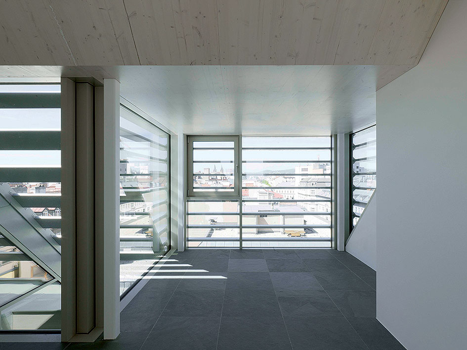 Lederergasse, Viedeň (2014)  Podkrovné byty s rozlohou 190 m2 sklenených fasád s atypickými lamelami na mieru.