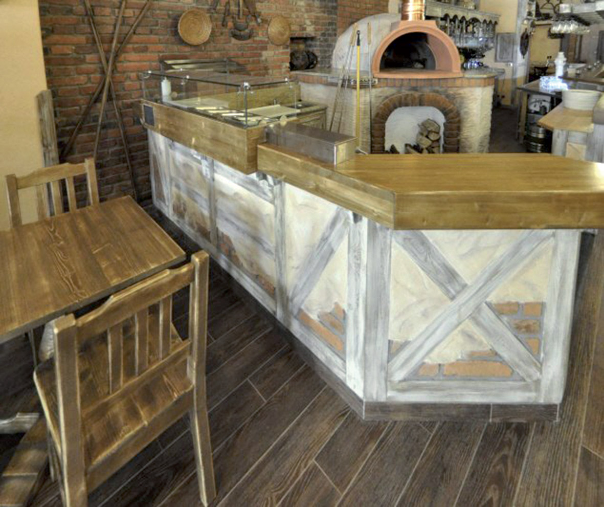 Keramická podlaha so zemitým dekorom dreva je pre rušnú prevádzku pizzerie vhodným riešením.