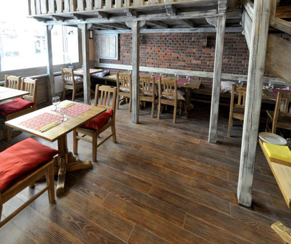 Keramická podlaha so zemitým dekorom dreva je pre rušnú prevádzku pizzerie vhodným riešením.
