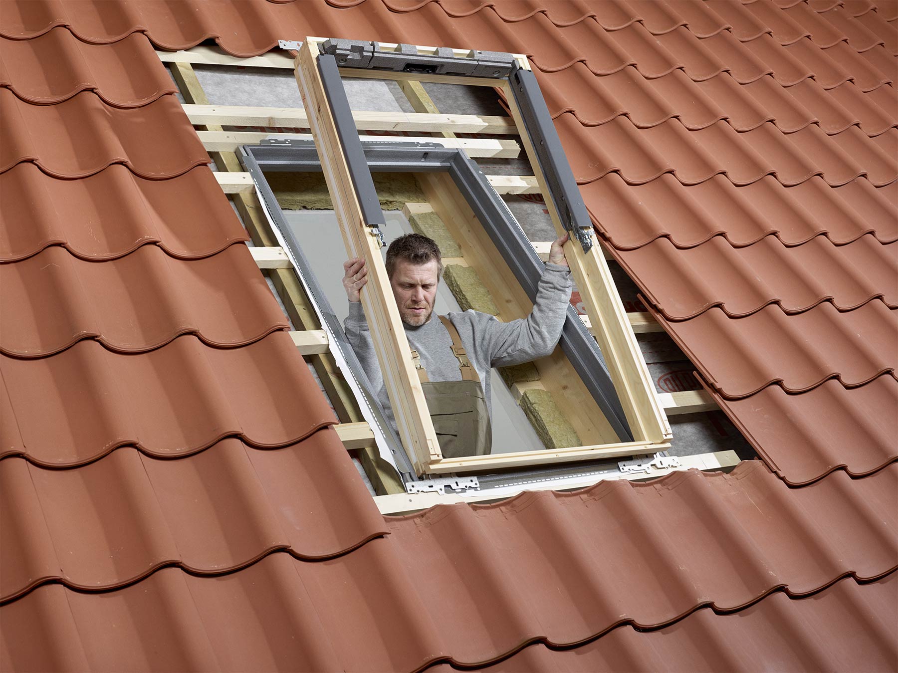 Na zabezpečenie lepšej vonkajšej izolácie okna je vhodné použiť tepelnoizolačnú súpravu. Obsahuje izolačný rám na zabezpečenie lepšej izolácie medzi okenným rámom a strechou, golier s plsteným podkladom a samonosný drenážny žliabok. Tepelnoizolačný rám sa osadí (na podporné laty) do pripraveného otvoru v strešnej konštrukcii.