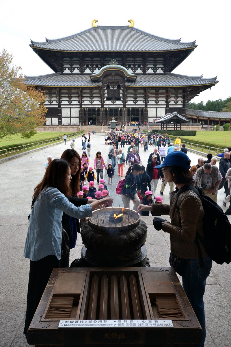 Nara – chrám veľkého Budhu – najväčšia drevostavba na svete. Pochádza z 8. storočia, znovu postavená v roku 1808 po požiari. Teda 200 rokov stará budova. Pôvodná bola o tretinu väčšia.