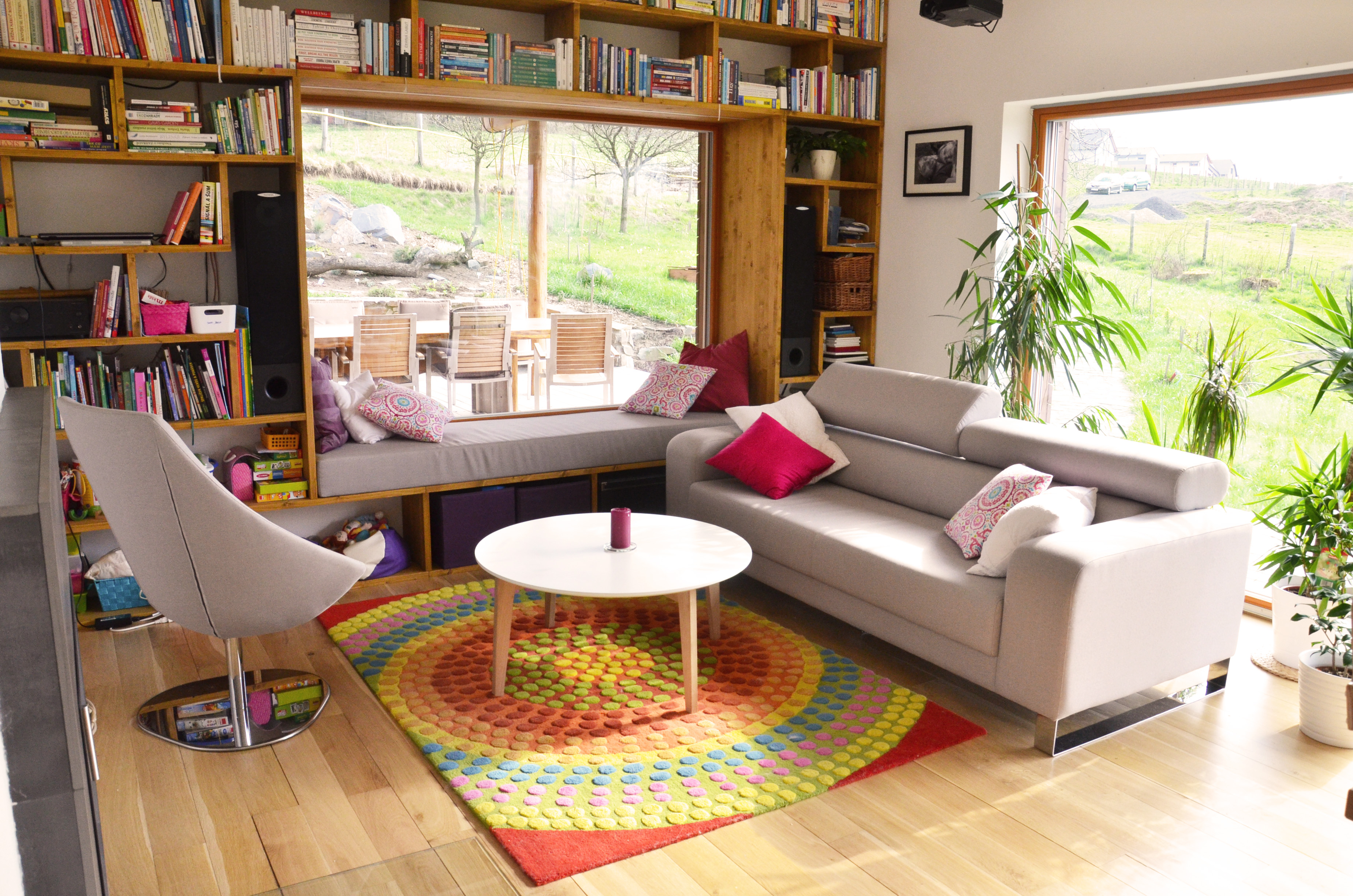 Obývací priestor je spojený s kuchyňou a umožňuje tráviť čas nielen na sedačke s výhľadom na okolité pahorky Moravskej brány...