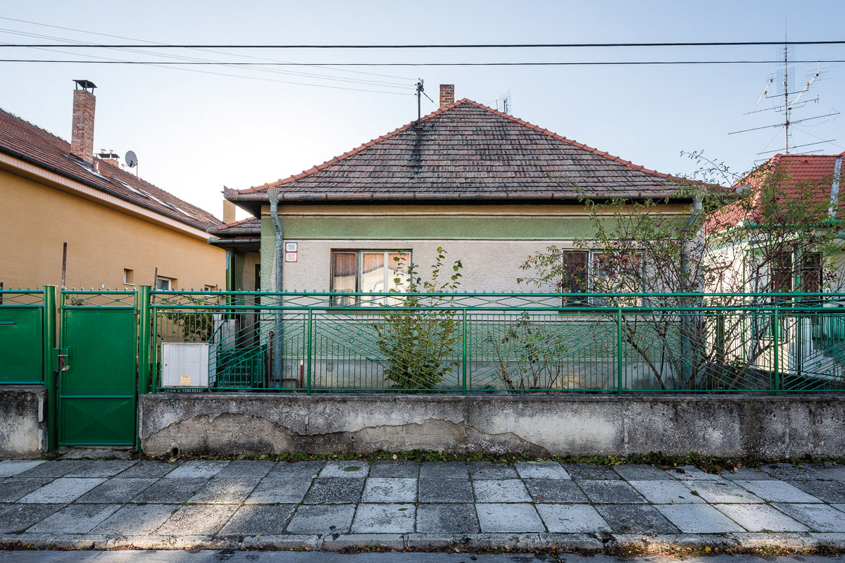 Dom rodiny Hučkovcov – takýto dom tzv. štvorcového typu zo 60. až 70. rokov 20. storočia možno nájsť takmer v každej slovenskej obci.