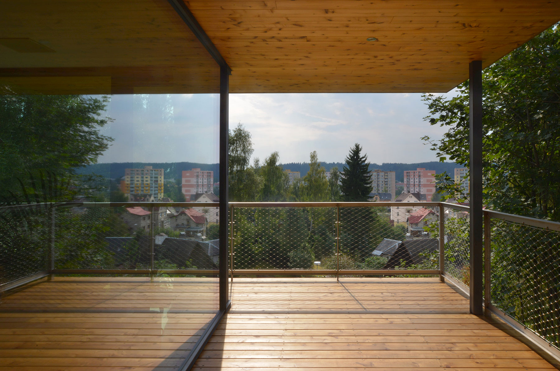 Z každej spálne je východ na terasu s výhľadom do záhrady, na mesto a úpätie hôr.