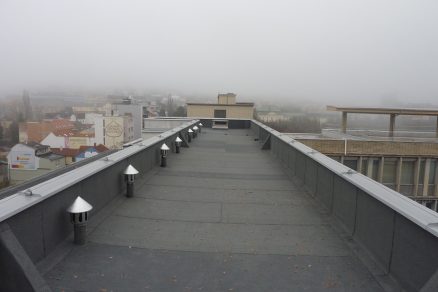 Pohlad na strechu STU po ob