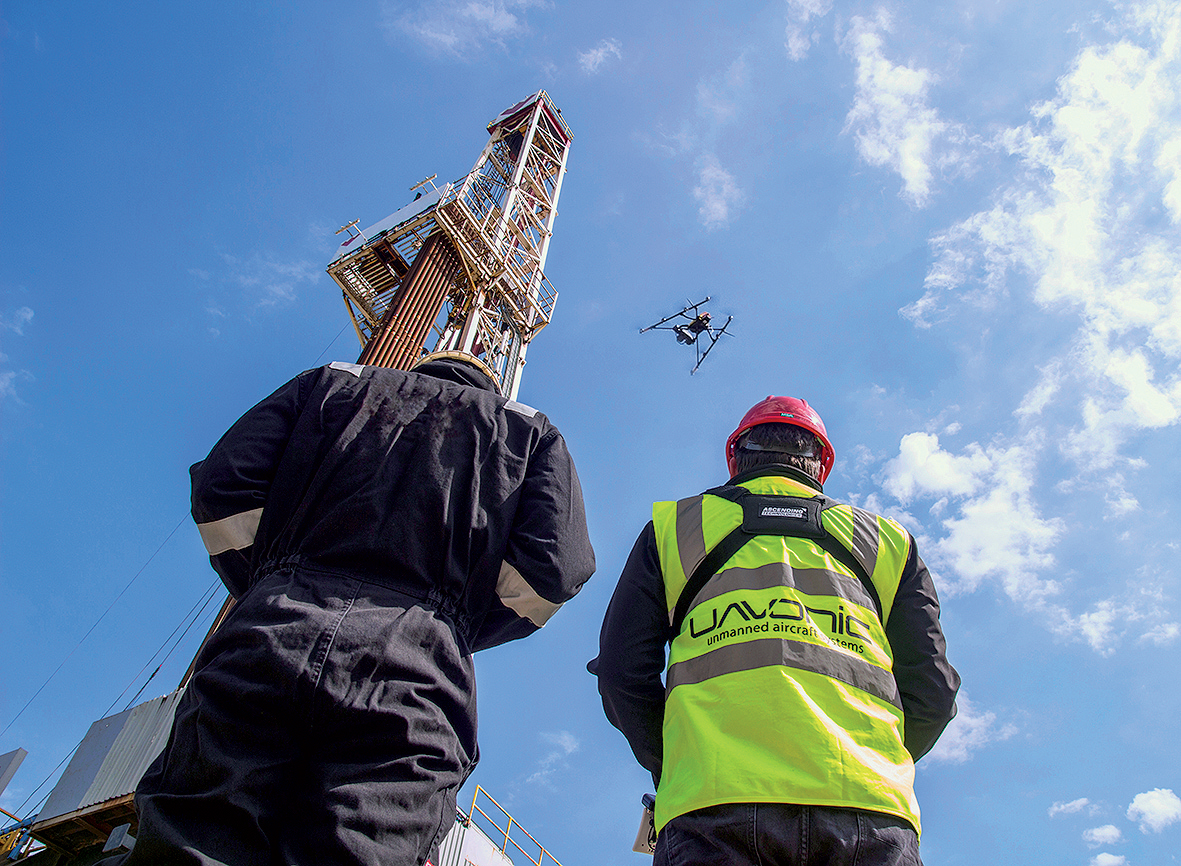 Vizuálne UAV inšpekcie na ťažko dostupných výškových konštrukciách.