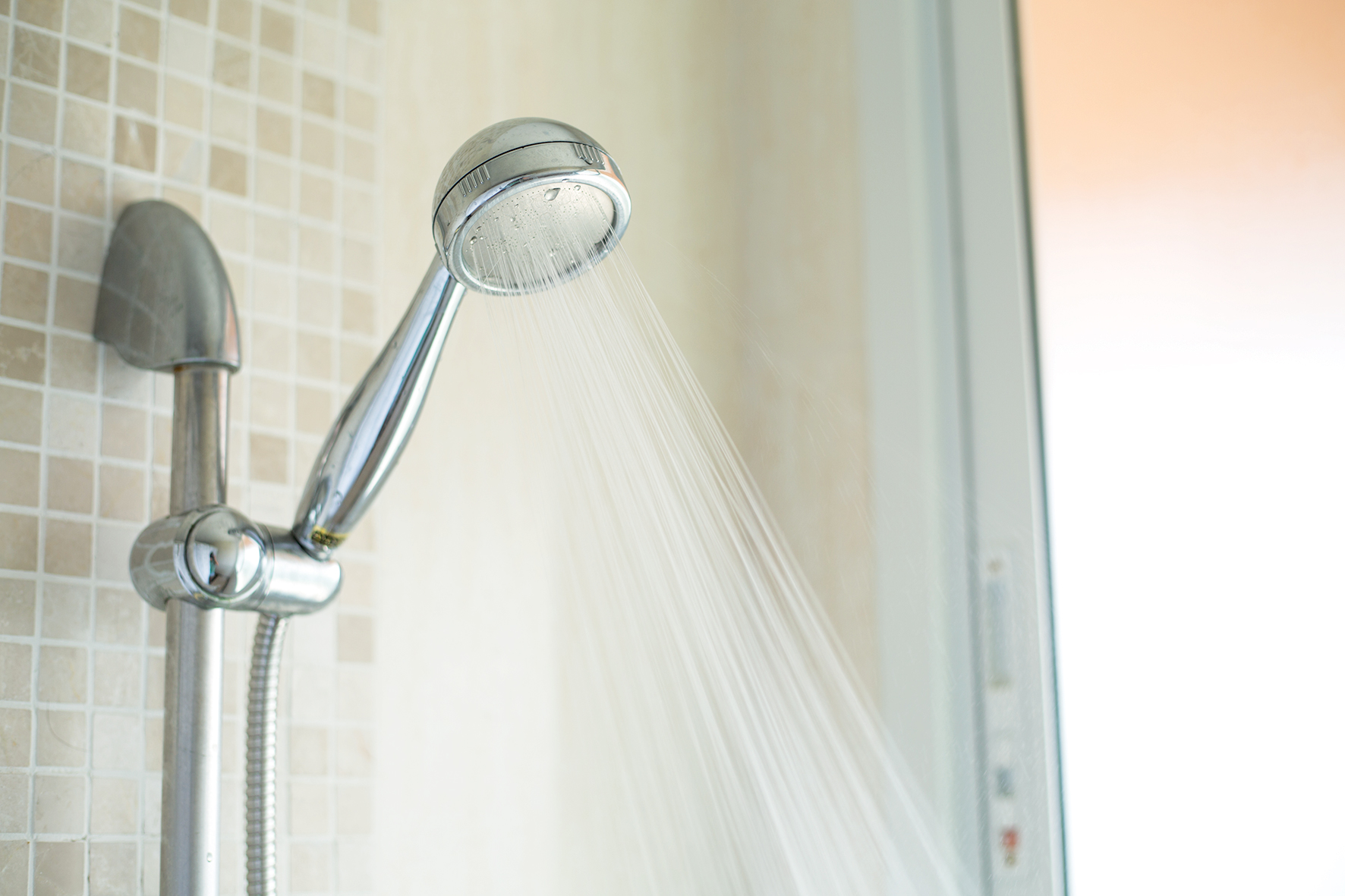 Výmena bežnej sprchovej hlavice za úspornú sprchovú hlavicu prinesie výraznú úsporu.