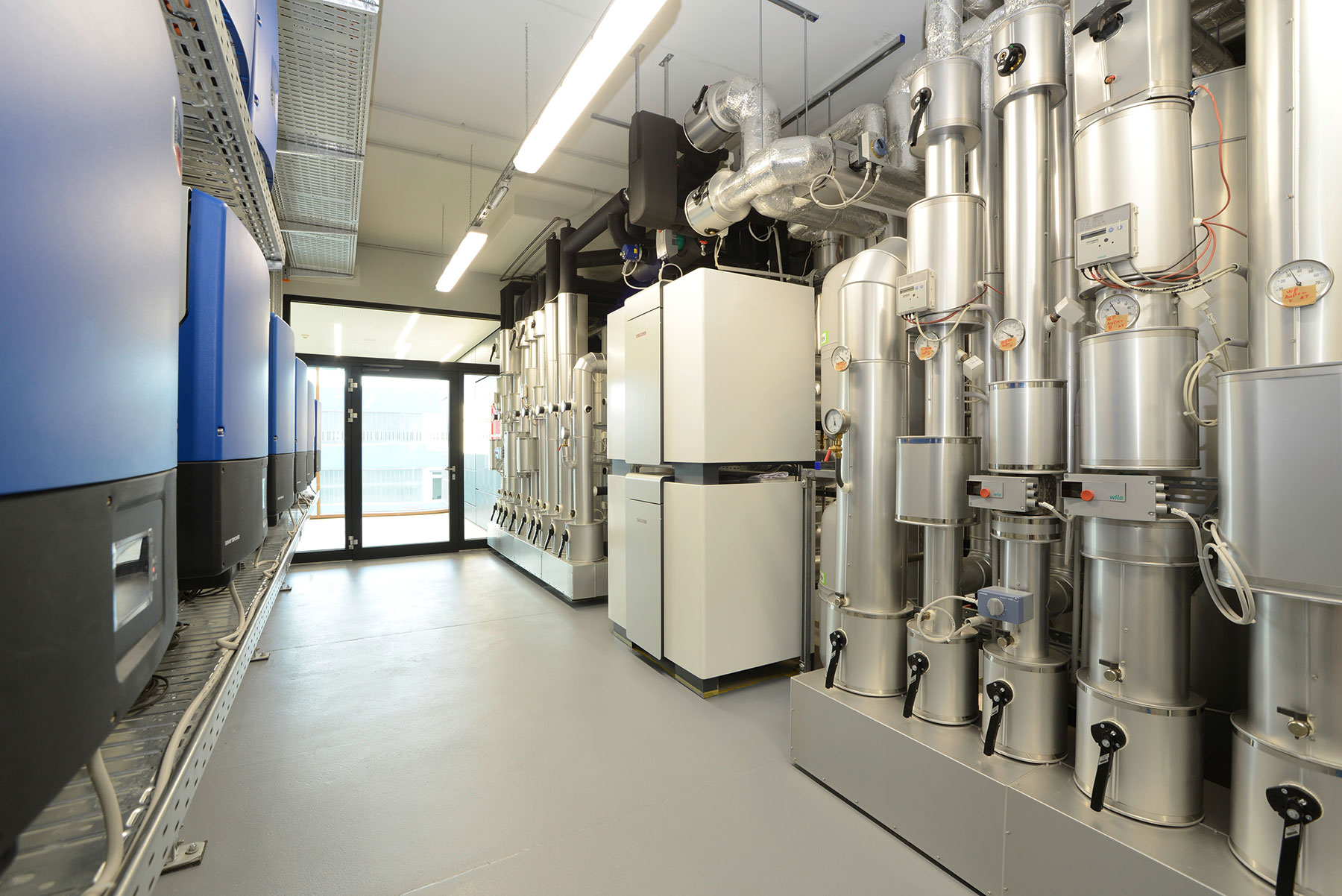 Pohľad do technickej miestnosti s dvomi vysokovýkonnými tepelnými čerpadlami pre  vykurovanie a chladenie centra.