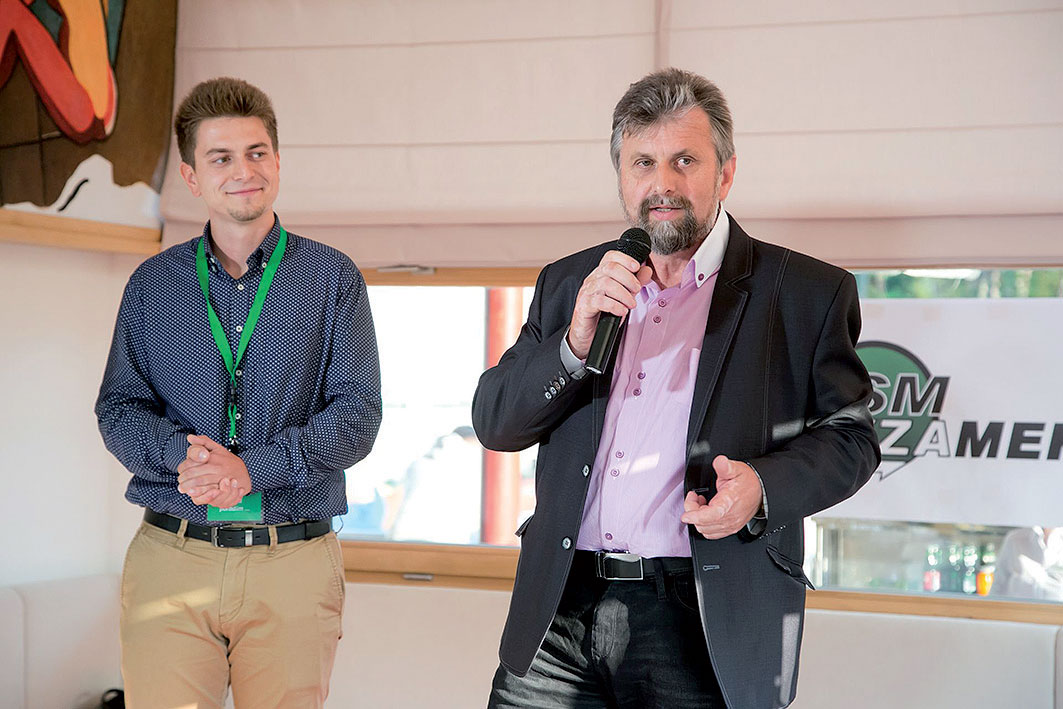Matúš Izakovič (vedúci oddelenia integrácie technológií spoločnosti ESM YZAMER) a Emil Izakovič (generálny riaditeľ a konateľ spoločnosti) pri predstavovaní technológie riadenia kúpaliska Zelená žaba