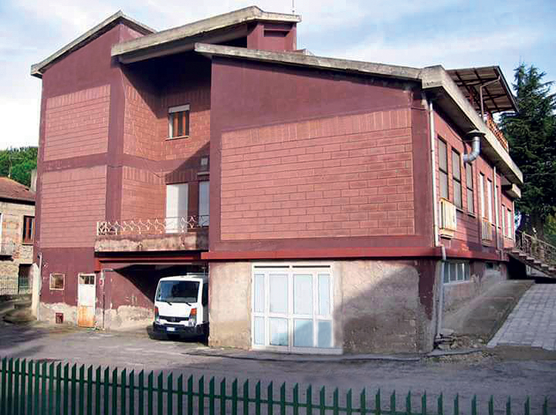 Budova materskej školy v San Sossio Baronia pred rekonštrukciou