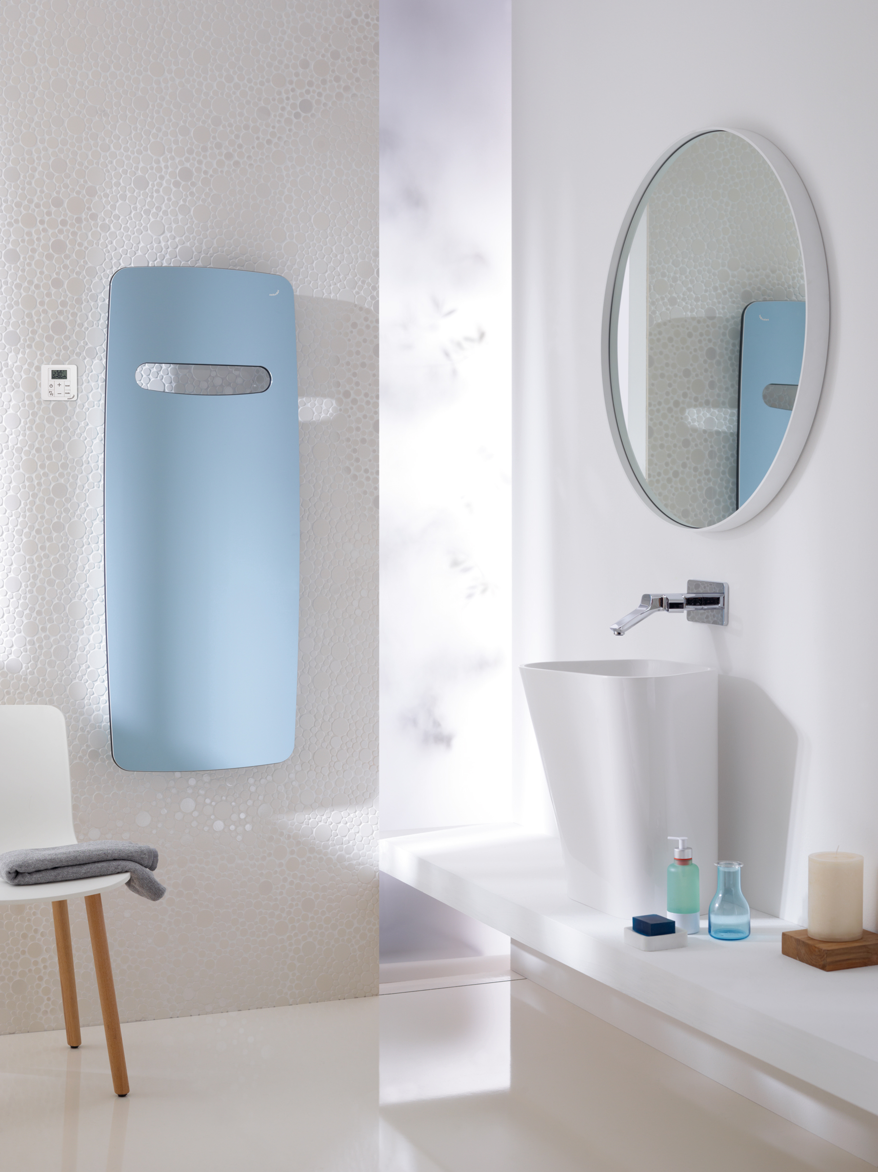 Nariadenie ecodesign foto - Zehnder-RAD-Vitalo-Spa-RACY-S-50mm-bathroom-1500-590-people-pacific-blue_Print_25812