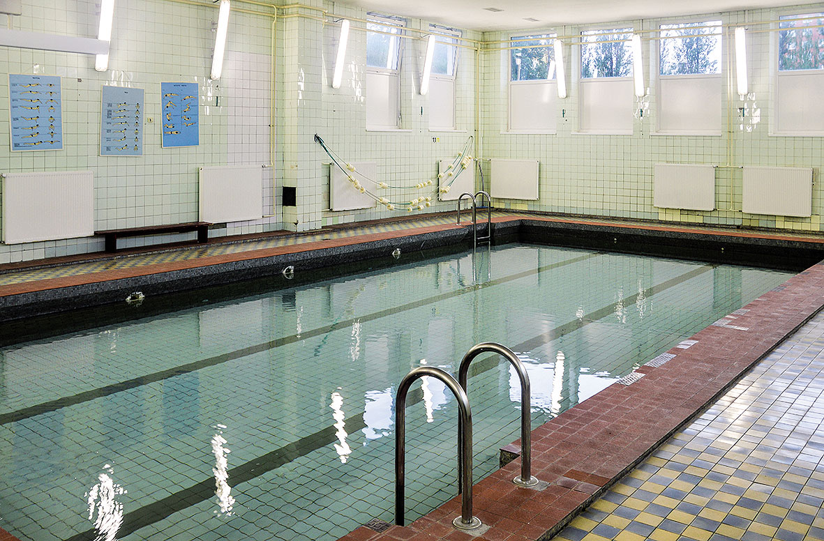 Rozmery bazéna sú 6 × 12 × 1 m, pričom ide o objem približne 75 m3 vody.