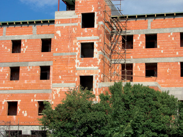 Alternatívy zvýšenia únosnosti murovaných stien budov z tehliarskych murovacích prvkov