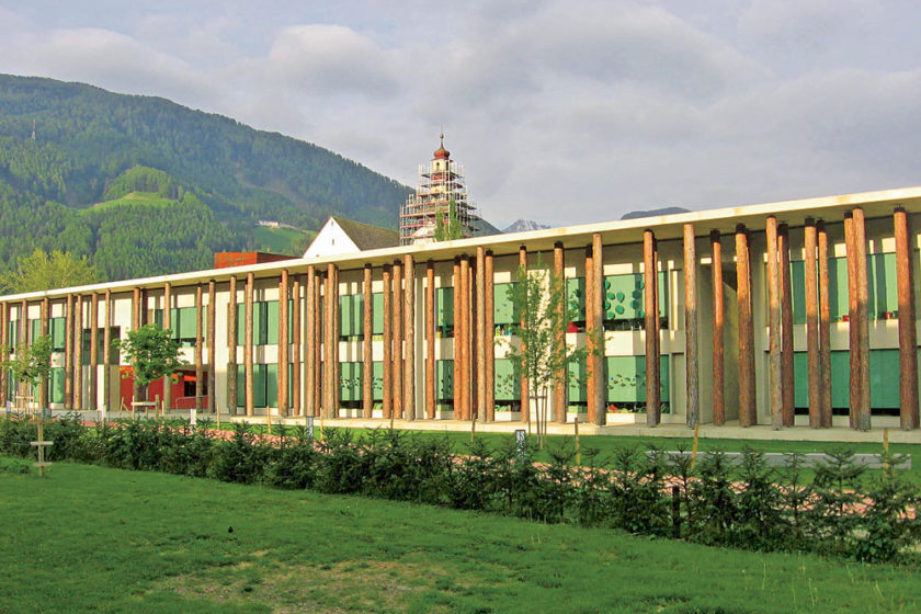 budova zakladnej skoly s drevenym stlporadim