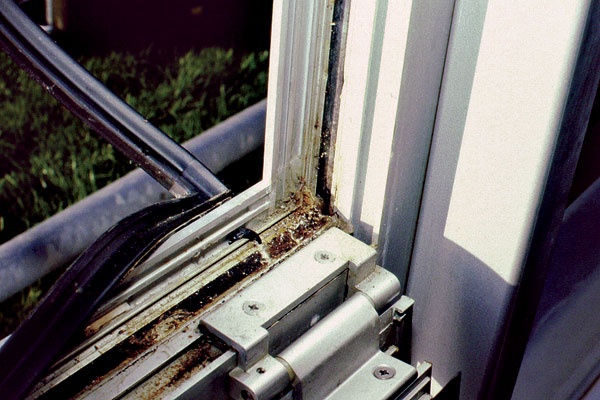 Chyby pri montáži okien a parapetných dosiek